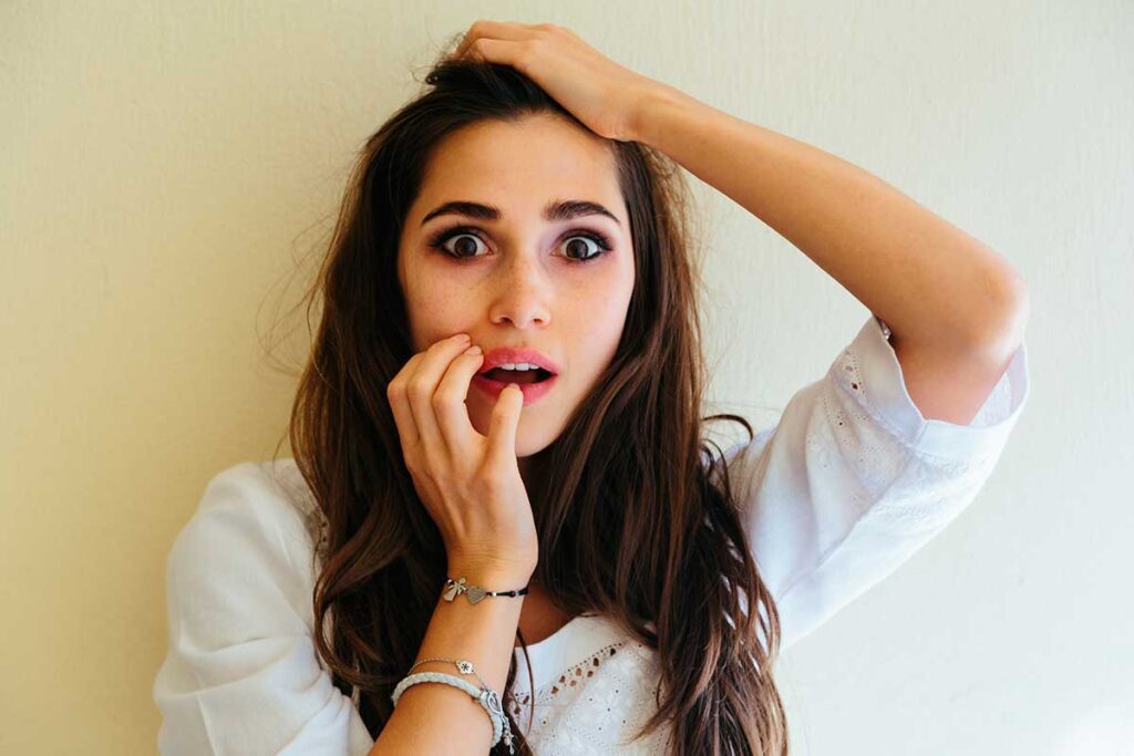 mujer sorprendida al ser victima de fraudes con cheques falsos